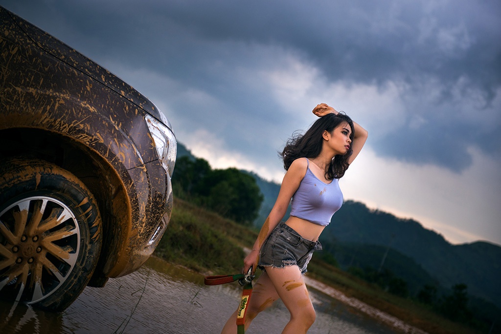 Nguoi dep loi bun cung xe ban tai hinh anh