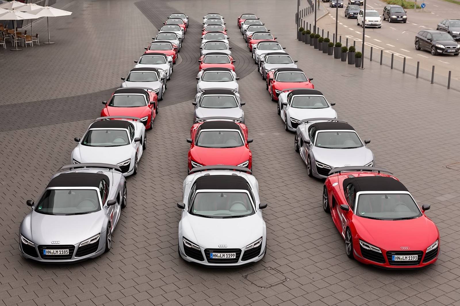30 sieu xe Audi R8 Spyder te tuu o Duc hinh anh