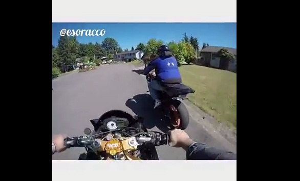 Biker duoi bat ten trom moto hinh anh