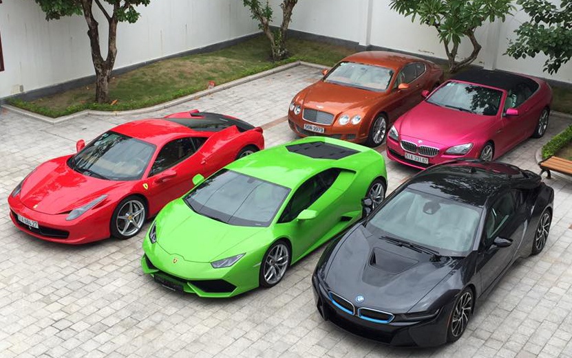 Hàng đầu là bộ 3 siêu xe BMW i8, Lamborghini Huracan màu độc và Ferrari 458 Italia. Phía sau có các mẫu mui trần BMW, Bentley Continental GT và Land Rover Ranger Rover.