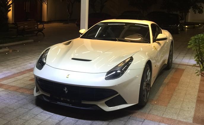 Ban trai Midu sam them sieu xe Ferrari F12 Berlinetta hinh anh
