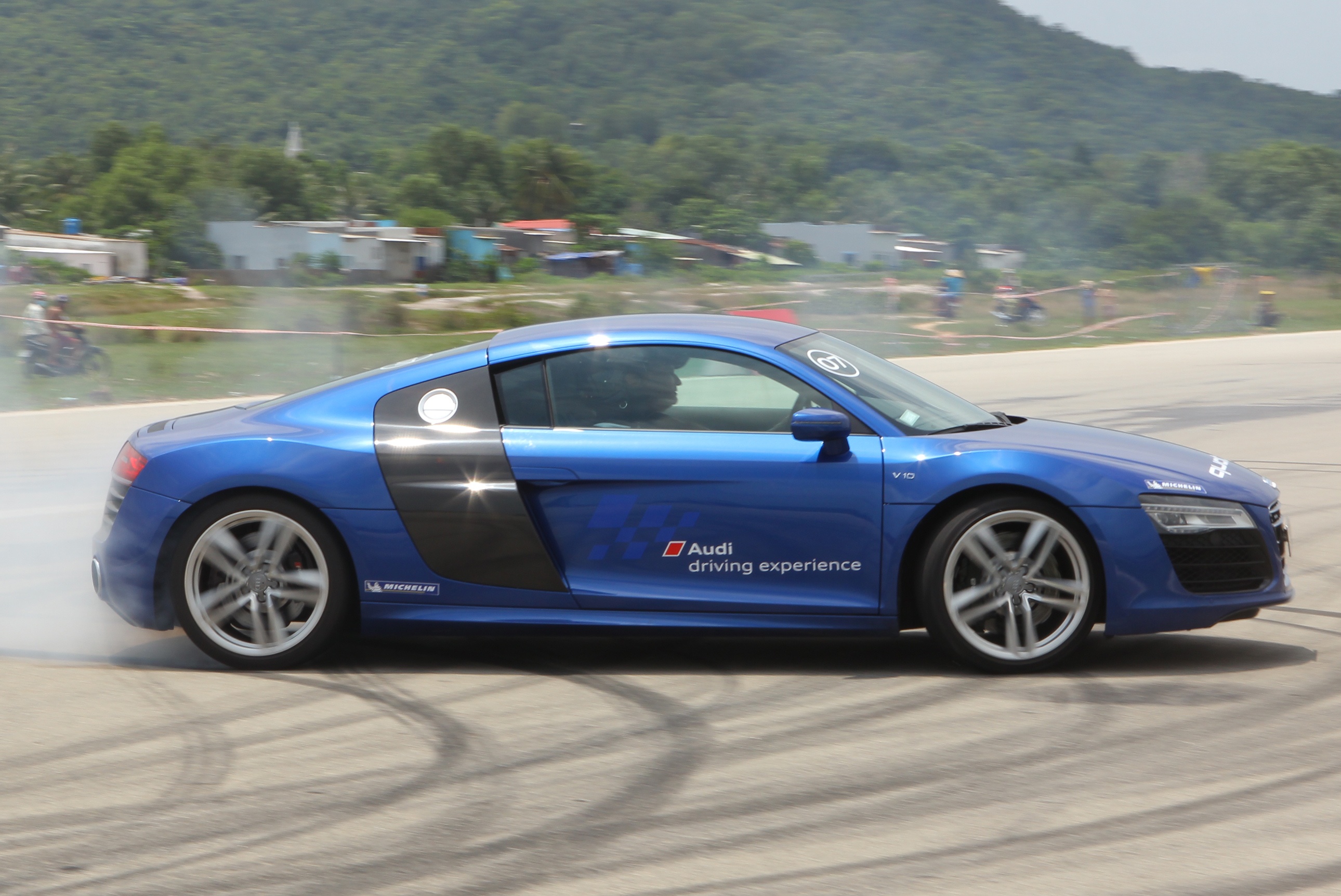 Trai nghiem lai sieu xe Audi R8 V10 tren san bay cu Phu Quoc hinh anh