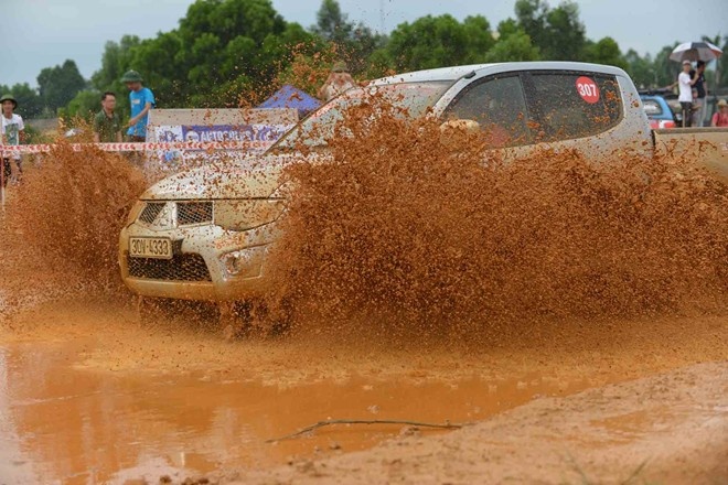 Hon 60 oto dia hinh tranh cup VOC 2015 hinh anh