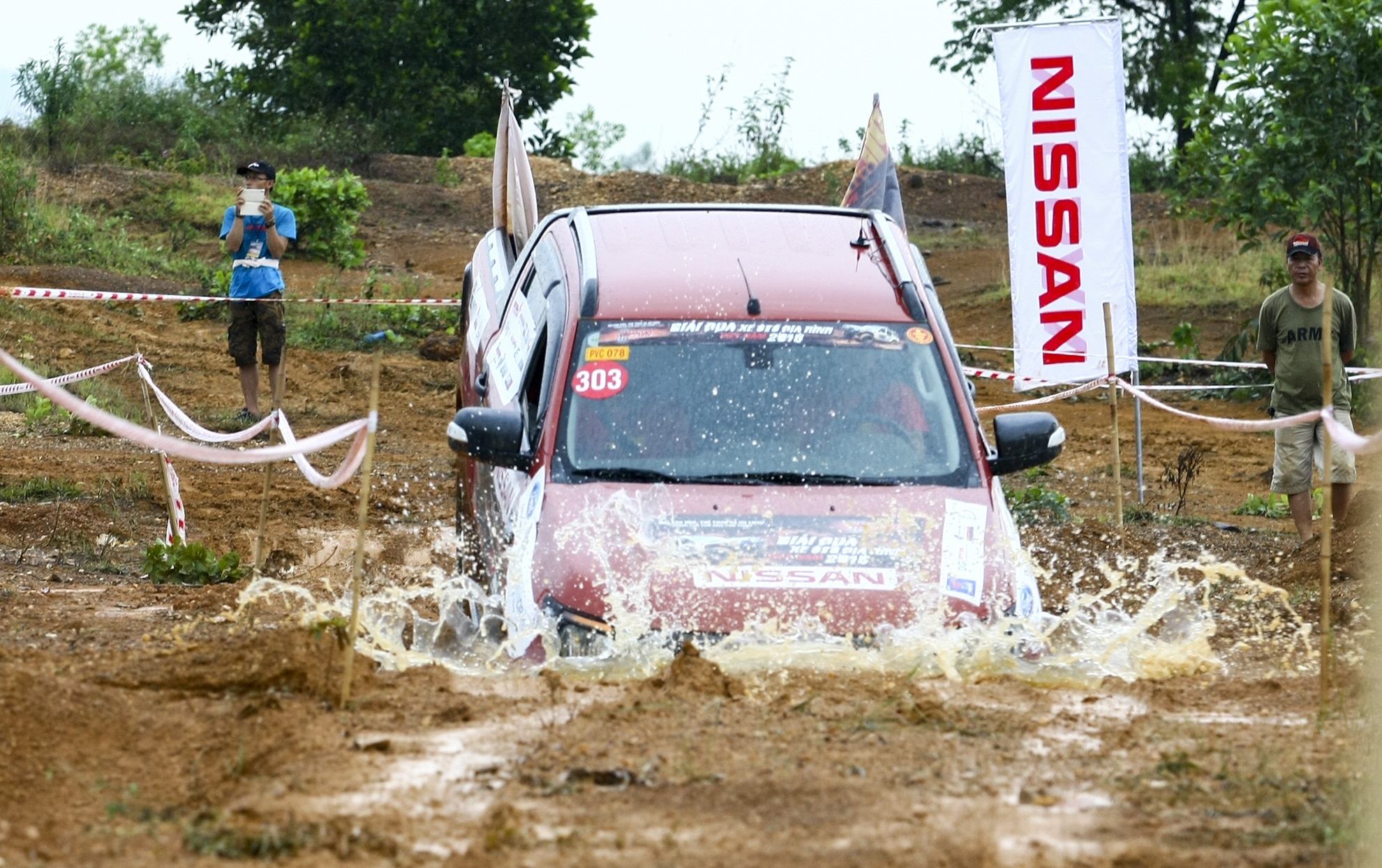 Ban tai nguyen ban gap kho voi duong thi uot mua o Dong Mo hinh anh