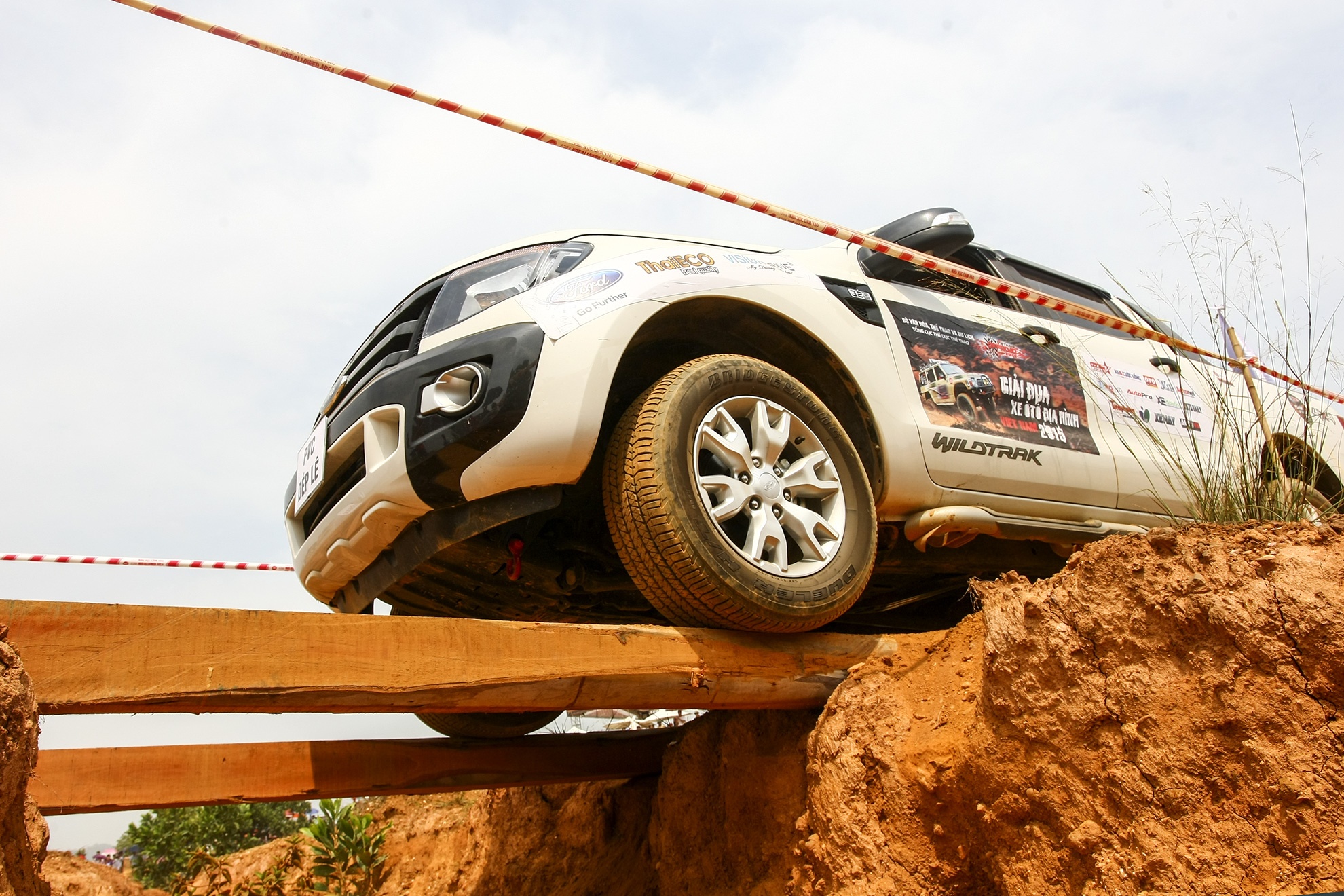 Oto dia hinh thi tai vuot cau hep hinh anh