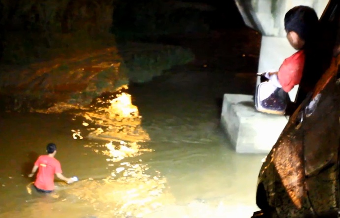 Oto dia hinh vuot suoi trong dem o Dong Mo hinh anh