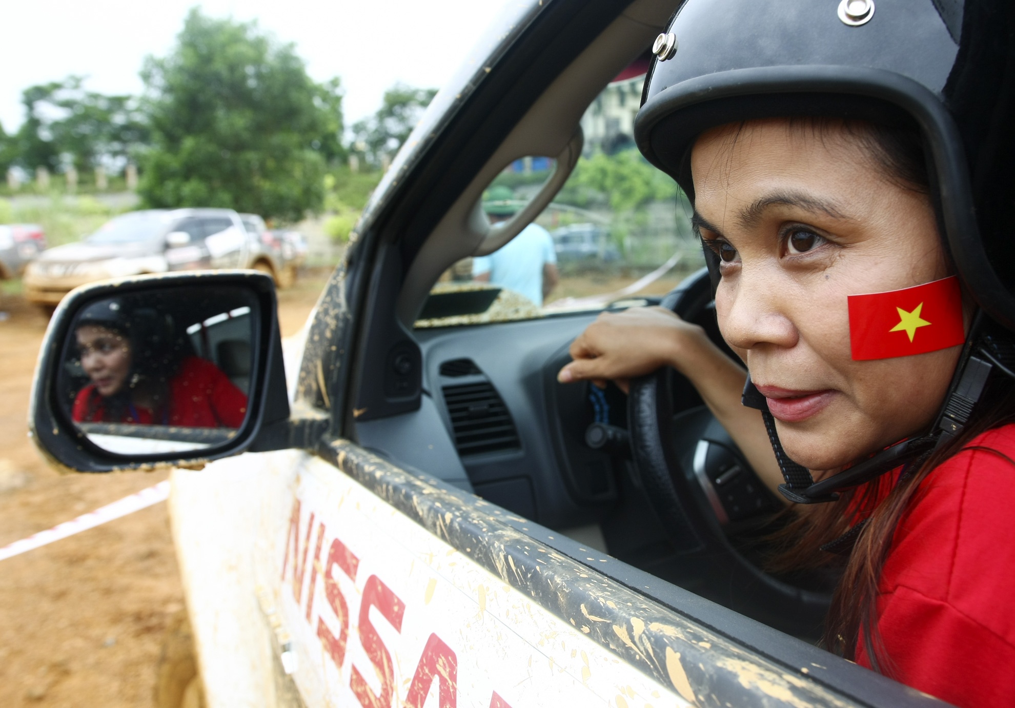 Nu CEO chinh phuc duong dua off-road hinh anh