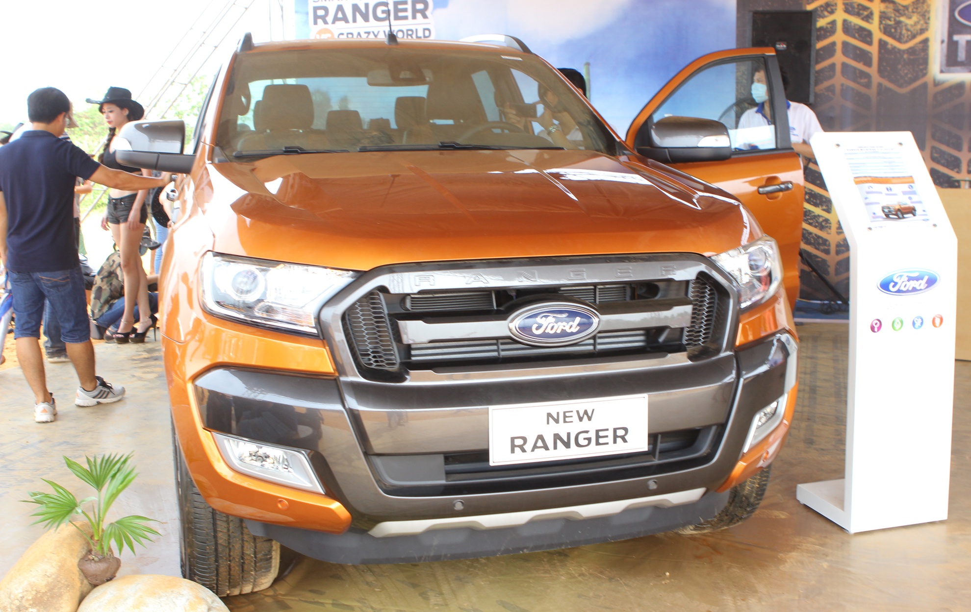 Ford Ranger 2015 vua ve Viet Nam co gi moi? hinh anh