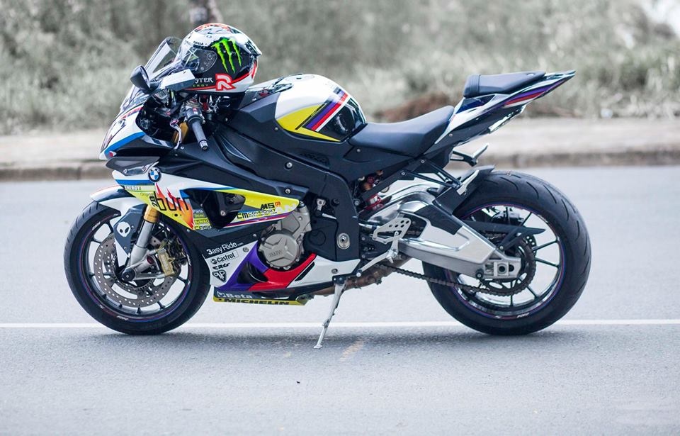 BMW S1000RR 2014 son tem voi hoa tiet dom lua hinh anh