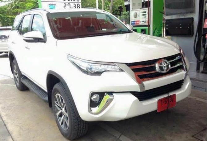 Toyota Fortuner 2016 có thiết kế ngoại thất mềm mại hơn so với thế hệ cũ. Cụm đèn chiếu sáng vuốt ngược sắc nét trong khi đèn sương mù thiết kế lại. Phần đuôi xe cũng được làm mới.
