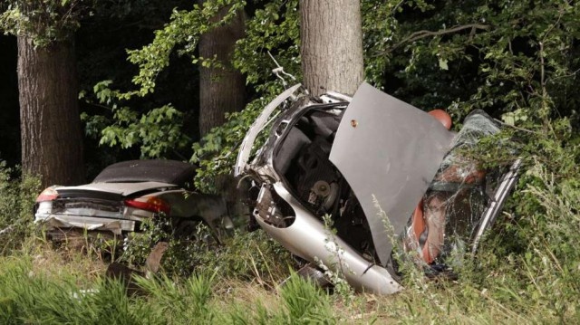 Porsche Boxster gay doi sau cu dam vao goc cay hinh anh