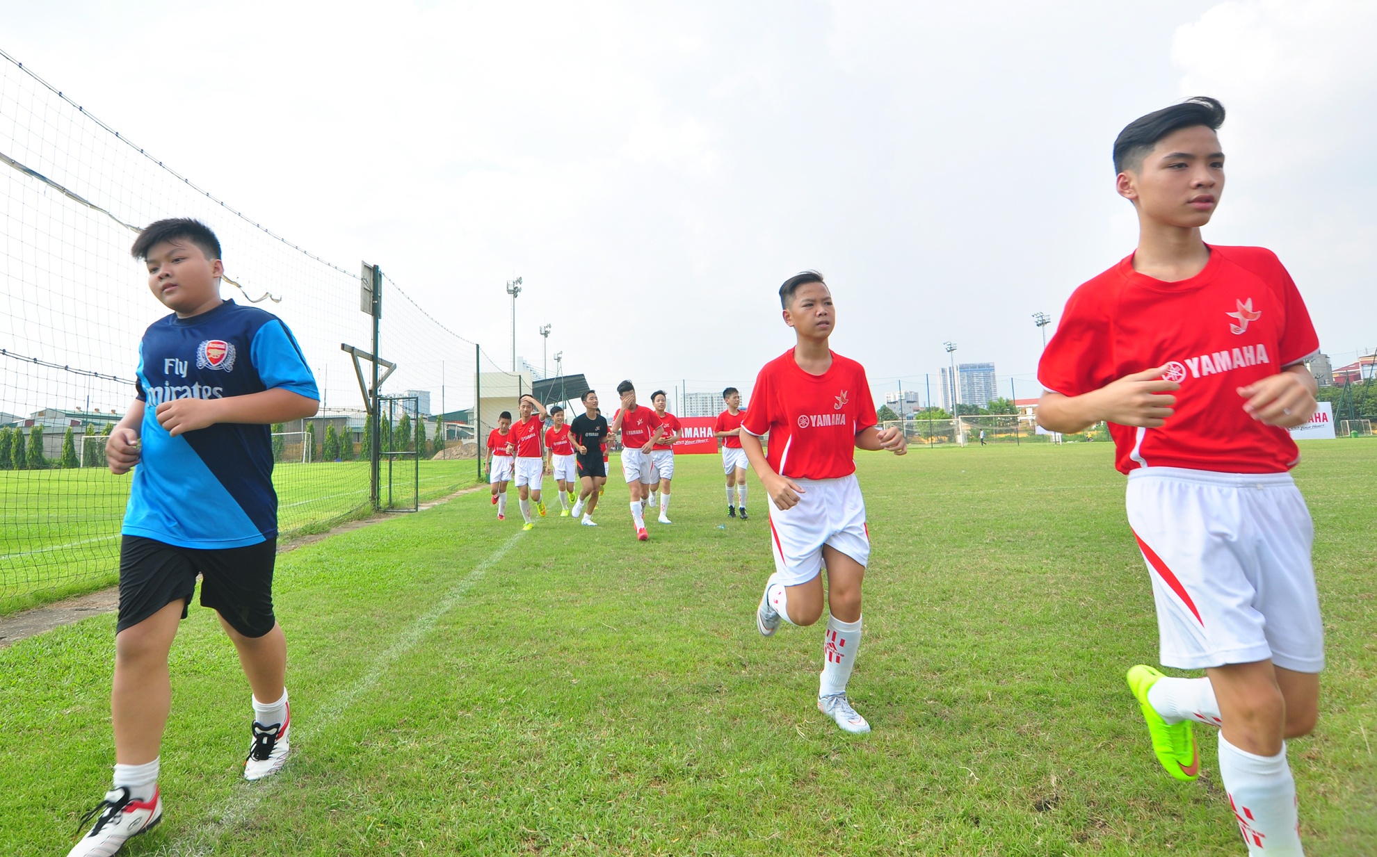 Cuu trung ve Huy Hoang dua U13 bong da hoc duong sang Nhat hinh anh