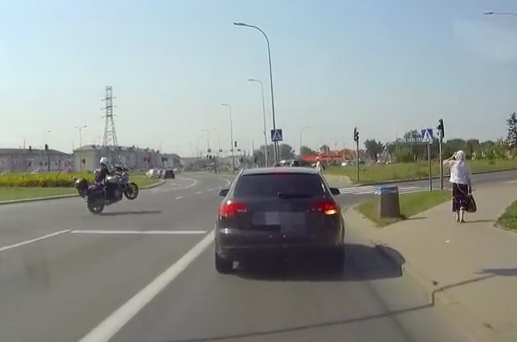 Canh sat Ba Lan boc dau moto khi qua giao lo hinh anh