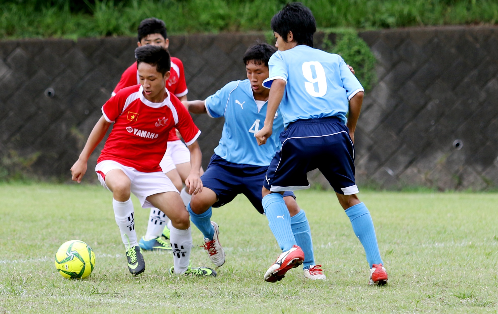 Các cầu thủ U13 bóng đá học đường Việt Nam thi đấu không hề kém cạnh các cầu thủ đồng trang lứa của Nhật Bản. Tuy nhiên, tinh thần chuyên nghiệp là điều các em vẫn cần học hỏi từ đội bạn. Ảnh: Hân Nguyễn.