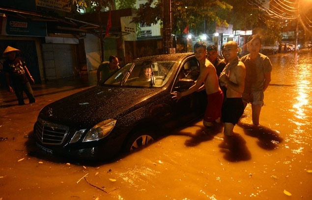 Kinh nghiem lai oto khi qua duong ngap nuoc hinh anh