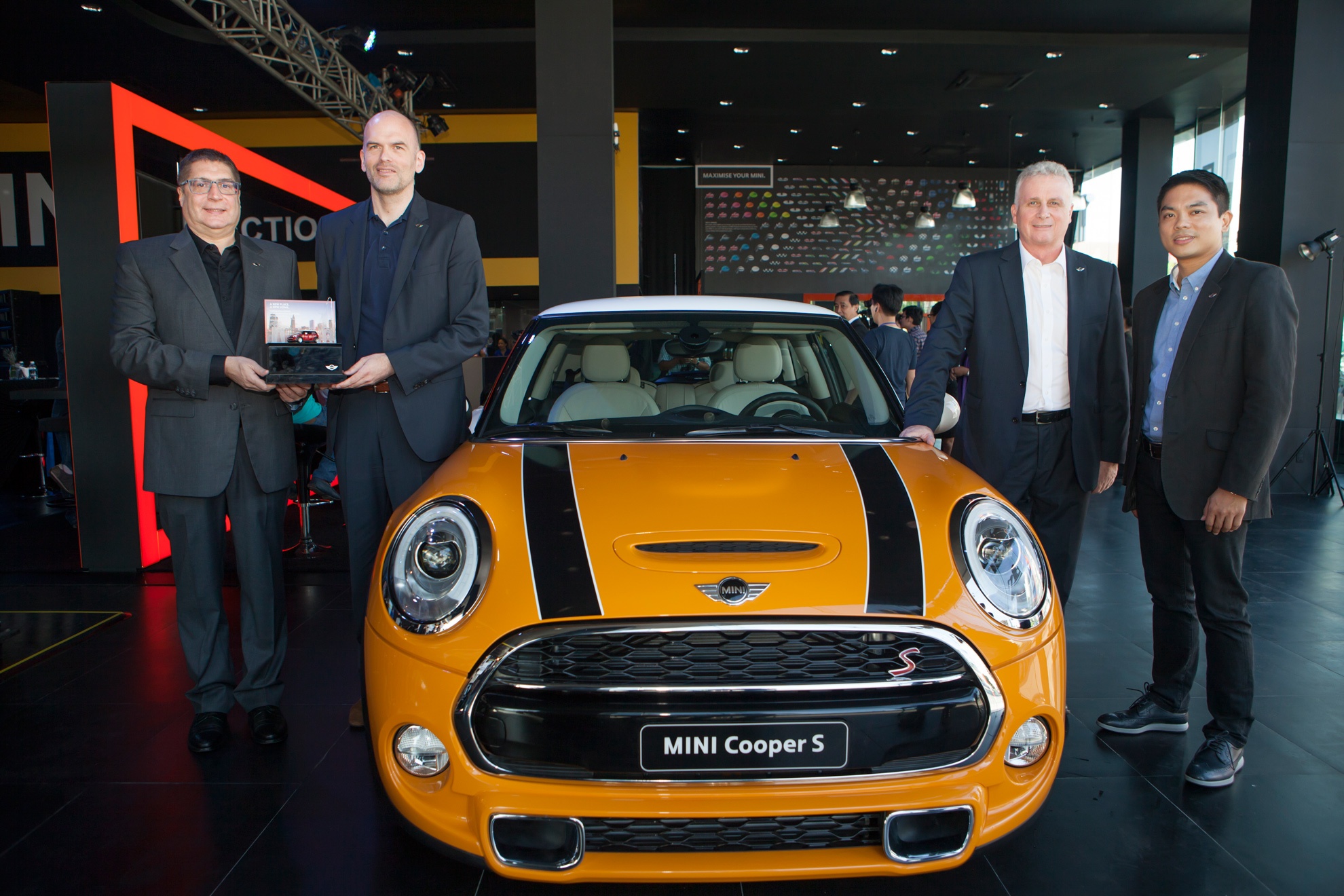 MINI mo showroom thu hai o Viet Nam hinh anh
