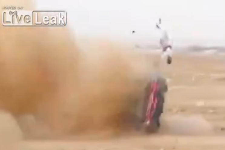 Tai xe bay khoi xe sau pha drift hong hinh anh