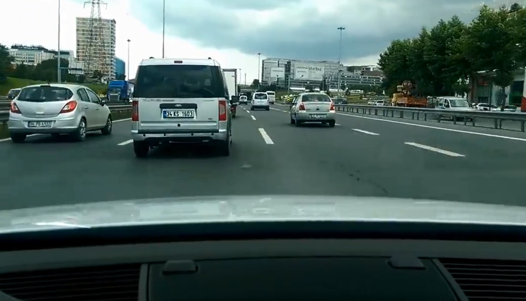 Oto danh vong tren duong hinh anh