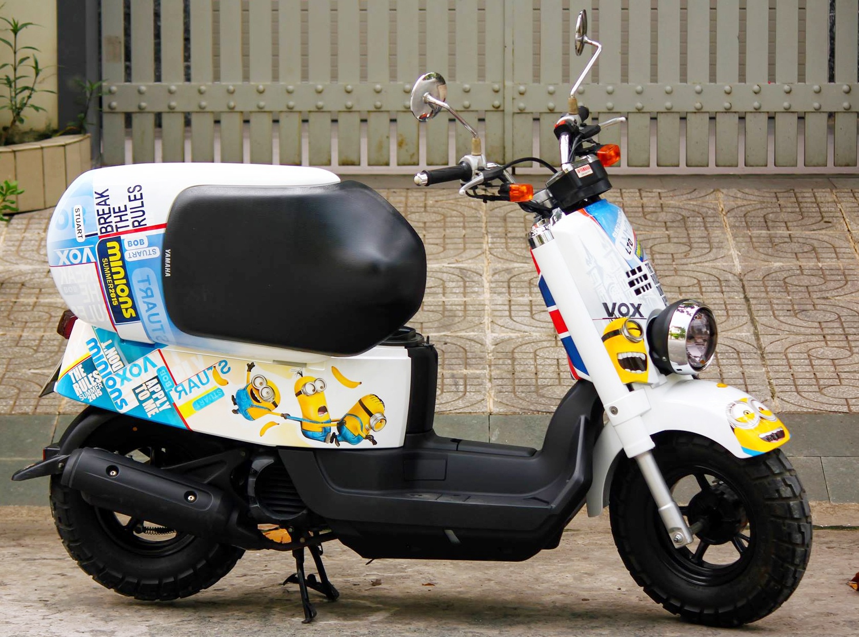 Xe tay ga 50 phan khoi do dan ao phong cach Minions hinh anh