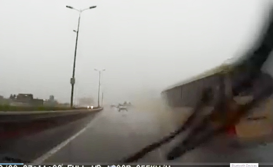 Nuoc mua che kin kinh lai oto tren cao toc Ha Noi hinh anh