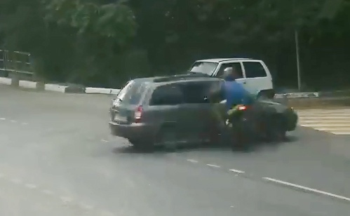 Biker phong nhanh tong oto sang duong hinh anh