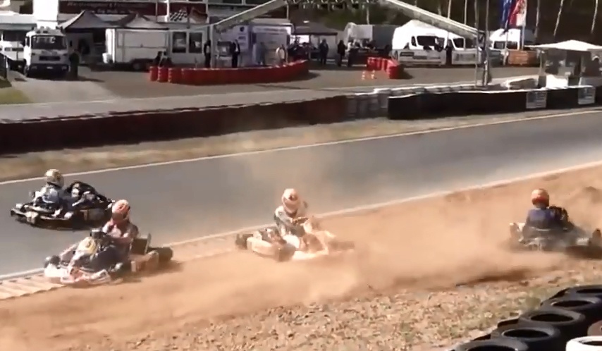 Nhung pha va cham khi dua xe Go Kart hinh anh