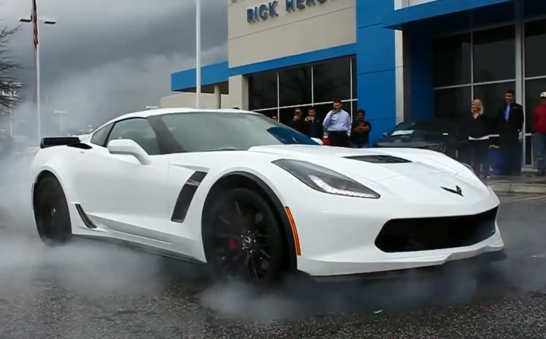 Man dot lop voi Chevrolet Corvette C7 hinh anh