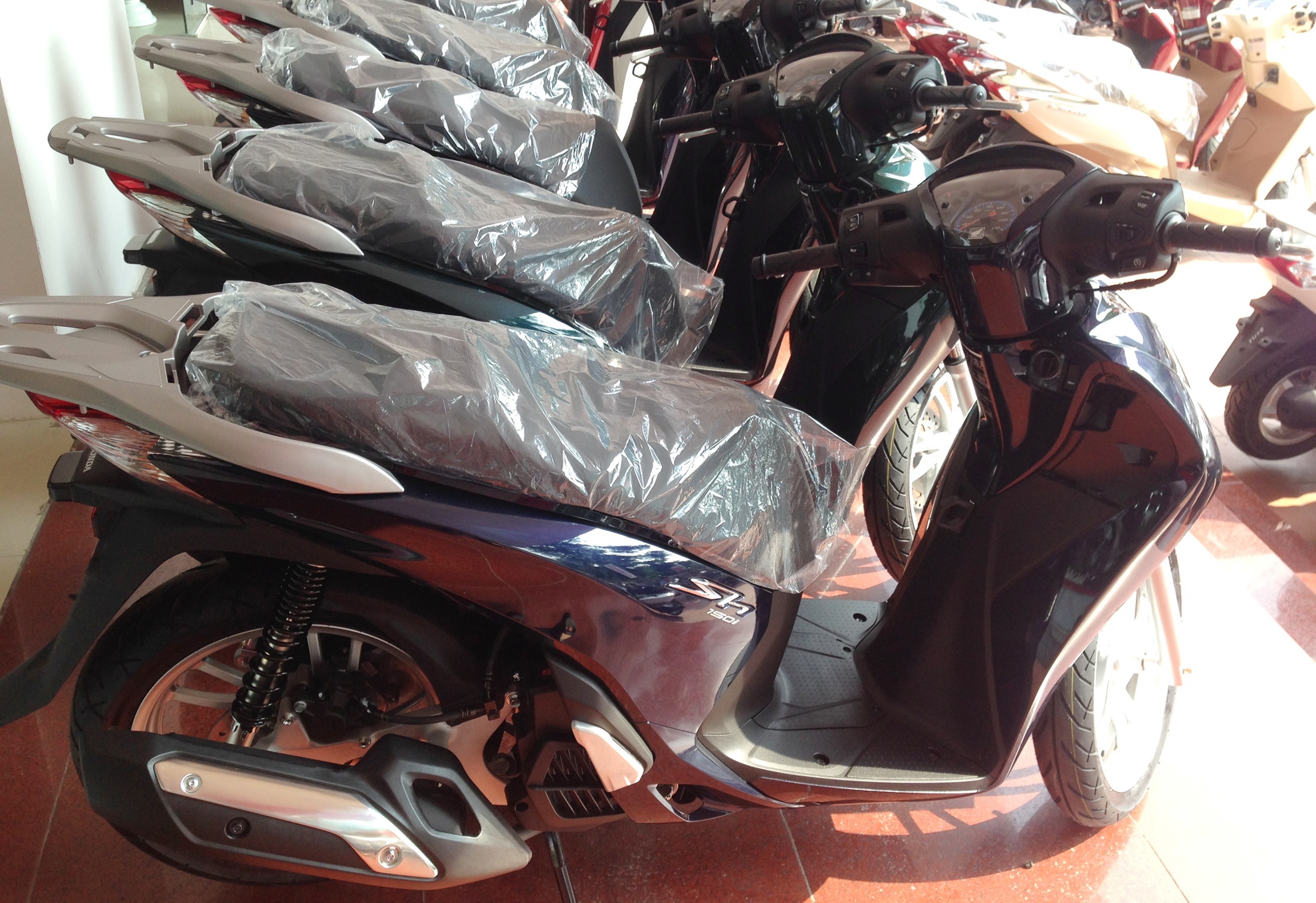 Honda SH 2015 len ke, gia tang 7 trieu dong hinh anh