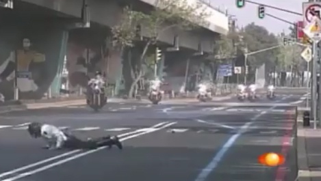 Moto gap nan voi go giam toc giua duong hinh anh