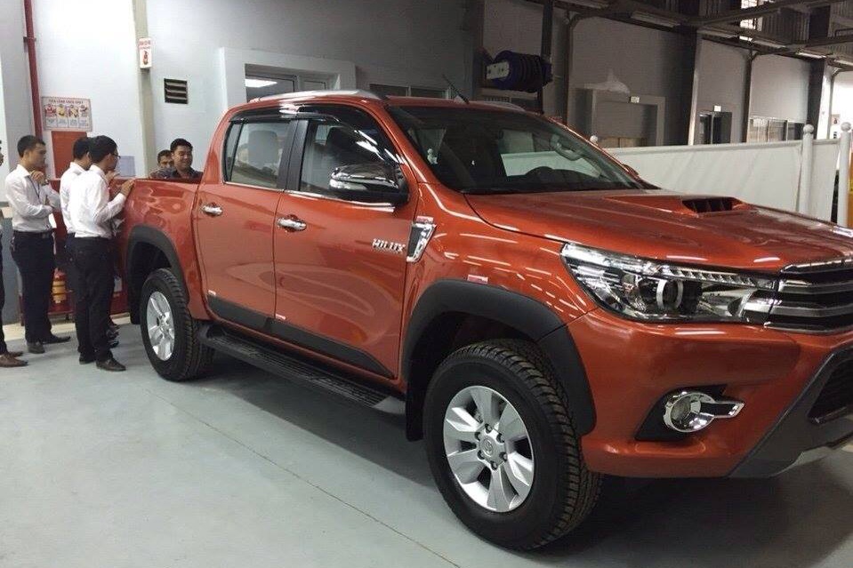 Toyota Hilux 2016 ve dai ly truoc ngay ra mat o Viet Nam hinh anh