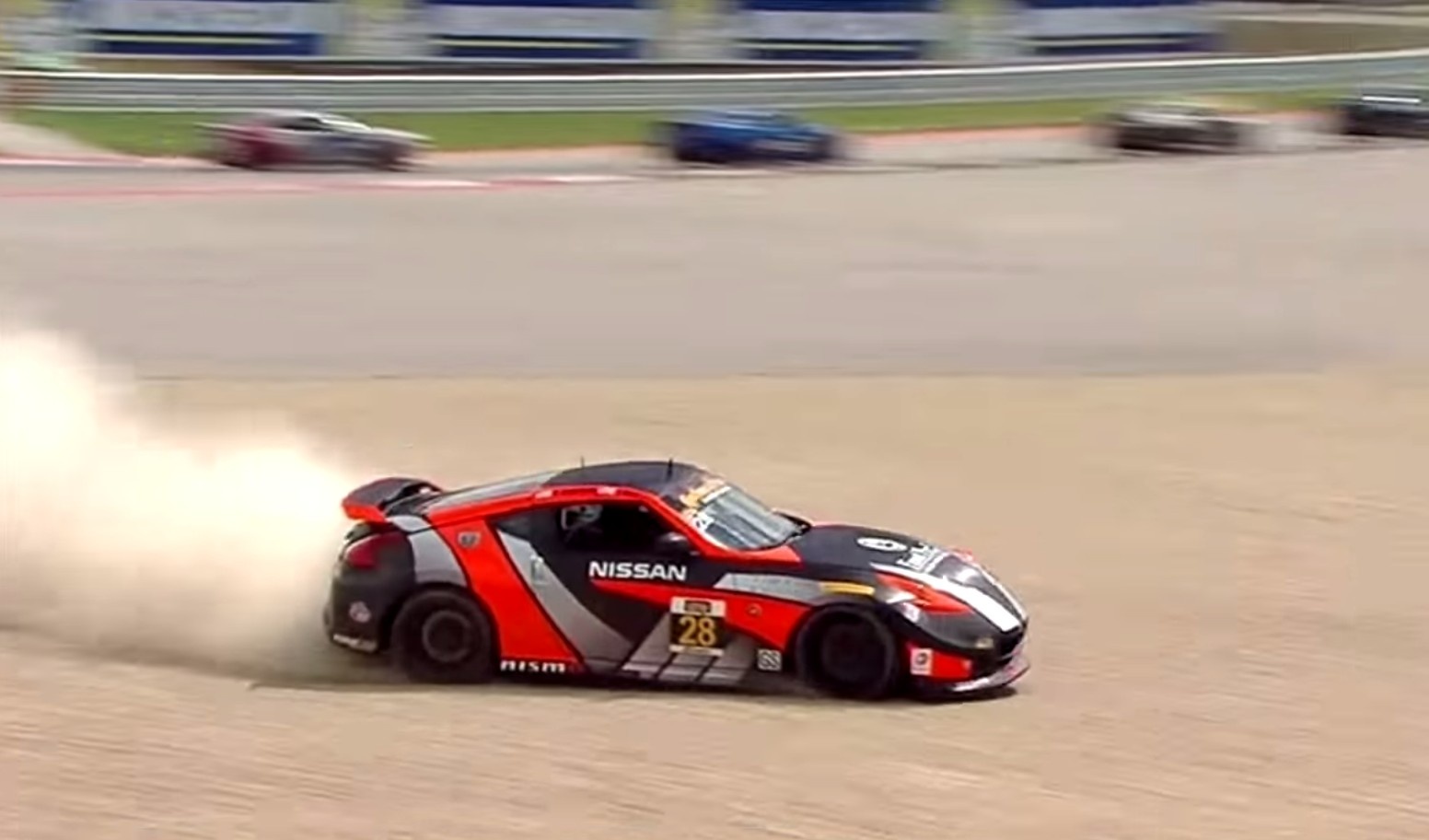 Nissan 370Z gap nan vi loi phanh tren duong dua hinh anh