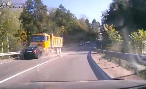 Tai xe buon ngu dam thang dau xe tai hinh anh