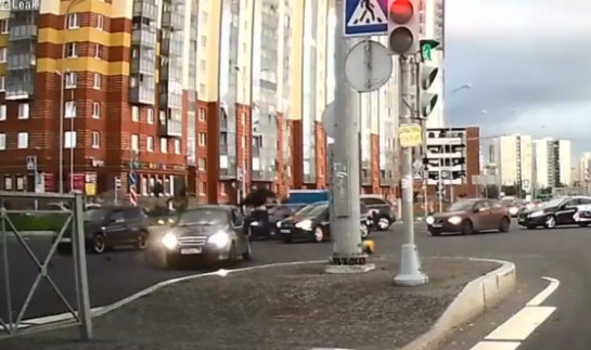 Nguoi lai scooter vang mu bao hiem sau cu dam vao oto hinh anh