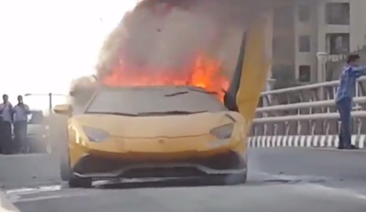 Sieu xe Lamborghini 400.000 USD boc chay sau man khac lua hinh anh