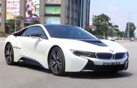 Chay thu sieu xe gia mem BMW i8 o Ha Noi hinh anh
