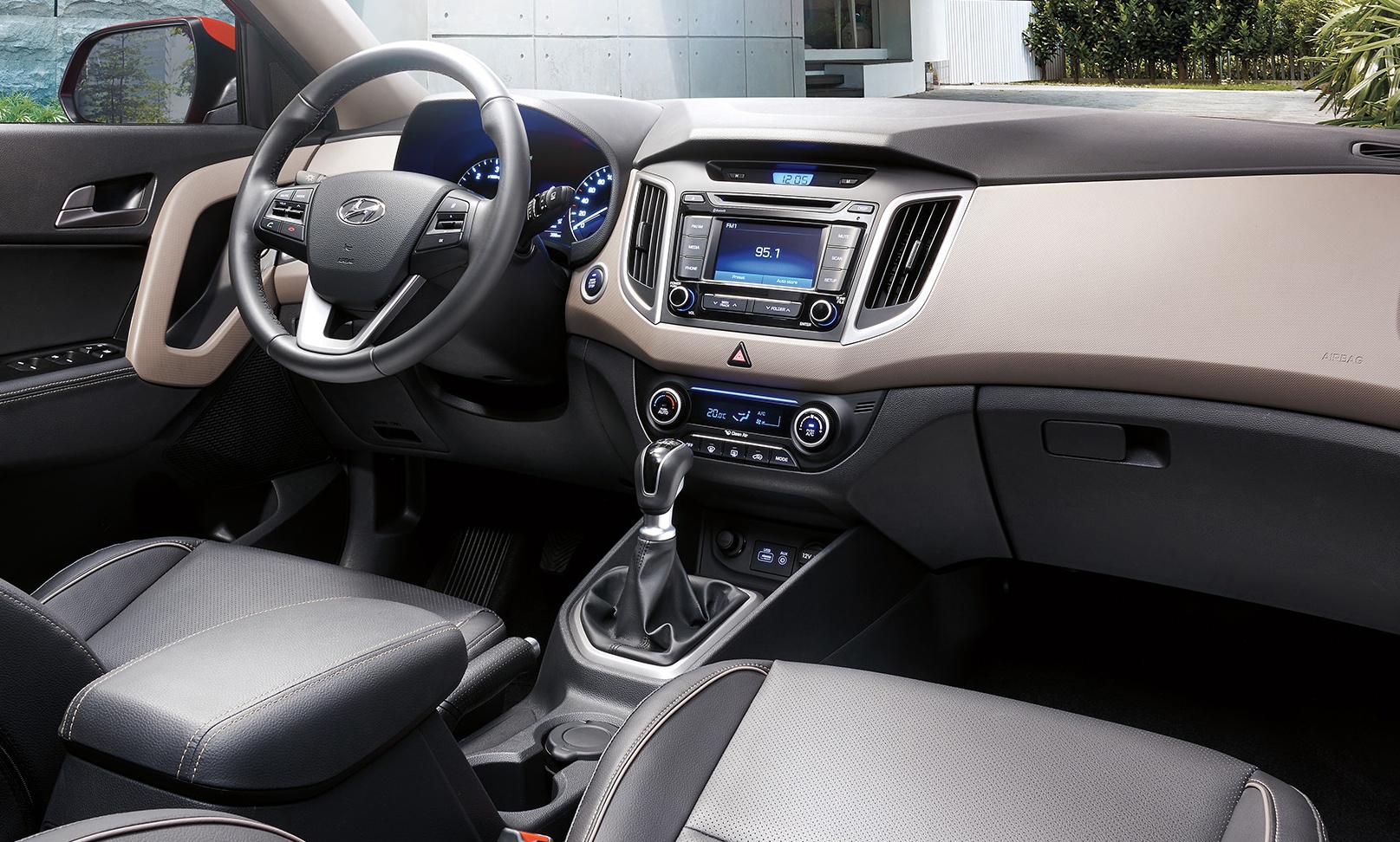 Nội thất với ghế da, vô-lăng đa chức năng.