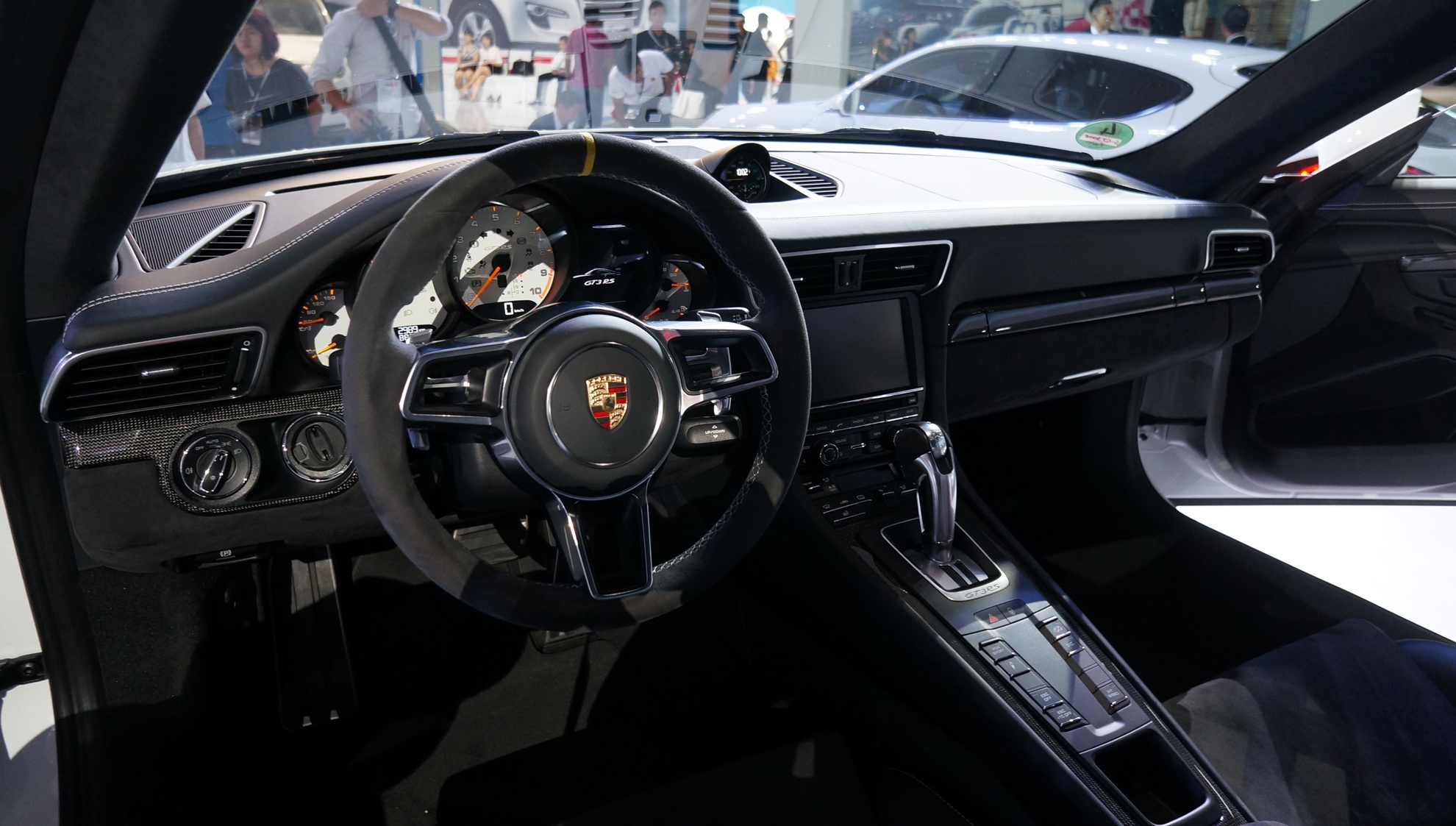 Nội thất của Porsche 911 nổi bật với sự kết hợp của da lộn Alcantara, các chi tiết mạ chrome và carbon