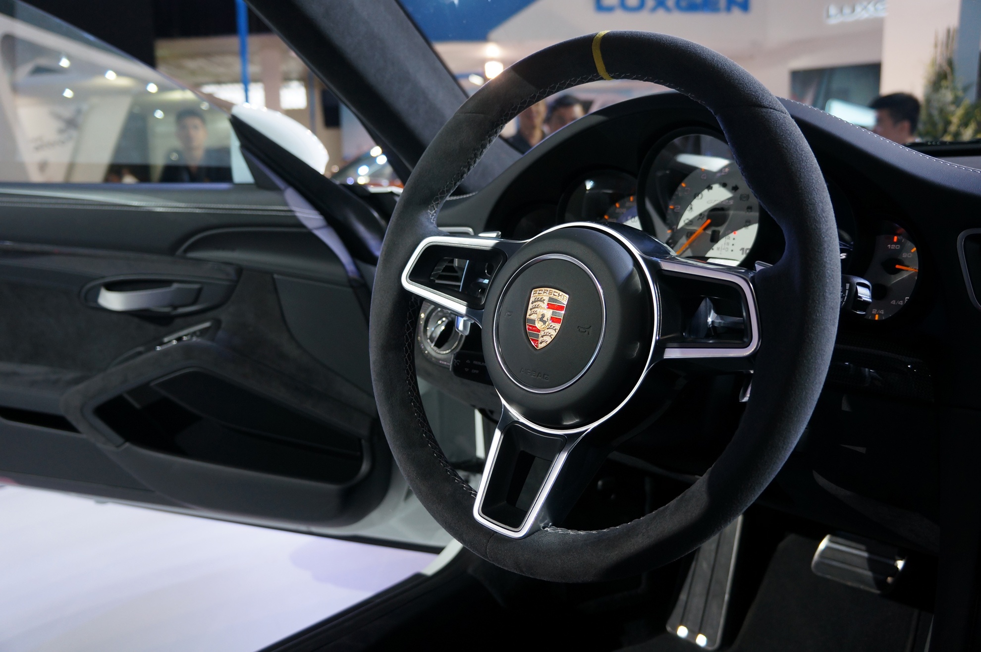 Nội thất của Porsche 911 nổi bật với sự kết hợp của da lộn Alcantara, các chi tiết mạ chrome và carbon