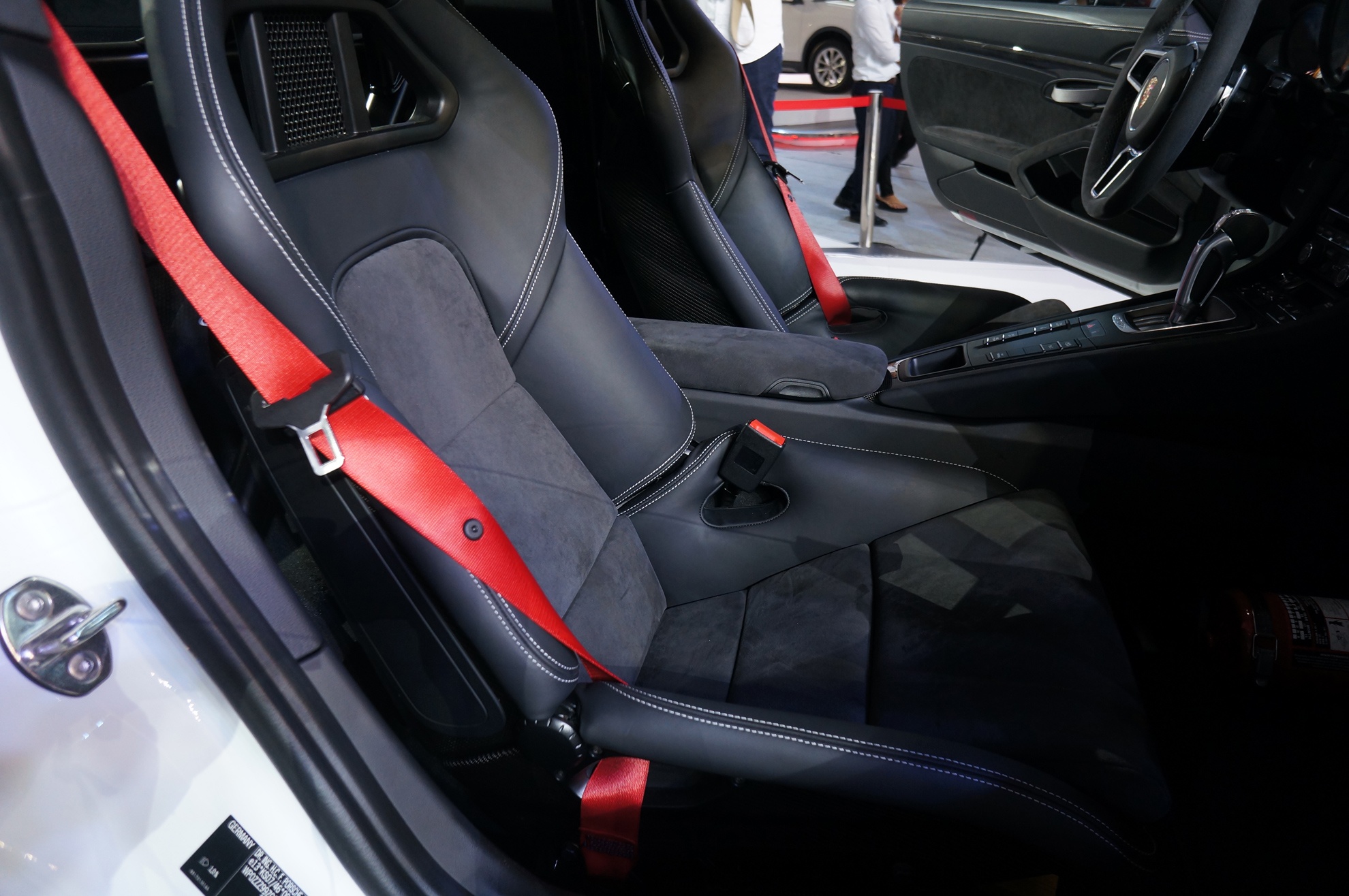 Hai ghế ngồi phong cách 918 Spyder với da trơn, da lộn và các đường chỉ khâu.