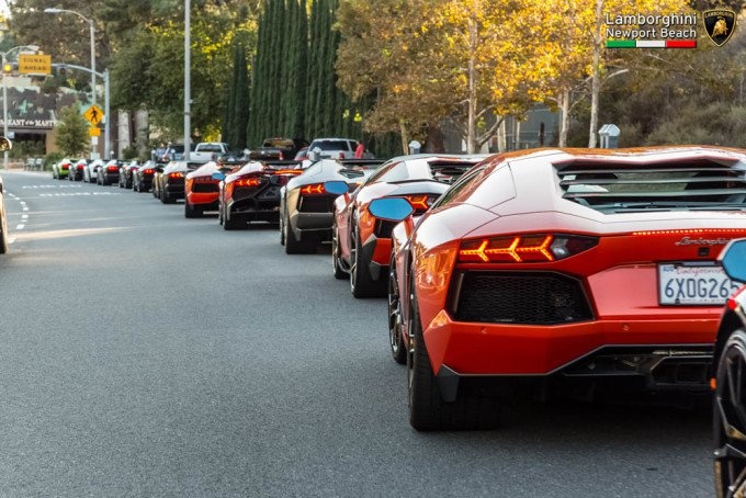 Dan Lamborghini Aventador dieu hanh tren duong pho My hinh anh