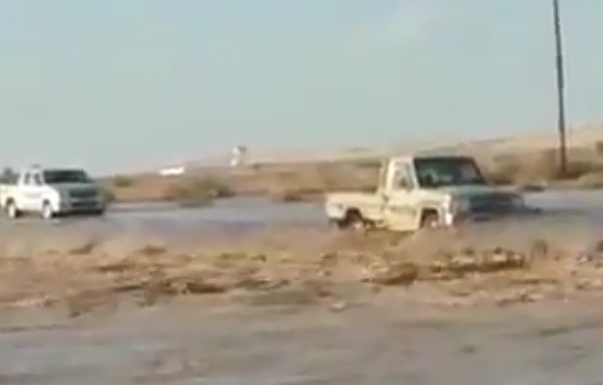 Oto bi lu cuon o A-rap Xe-ut hinh anh