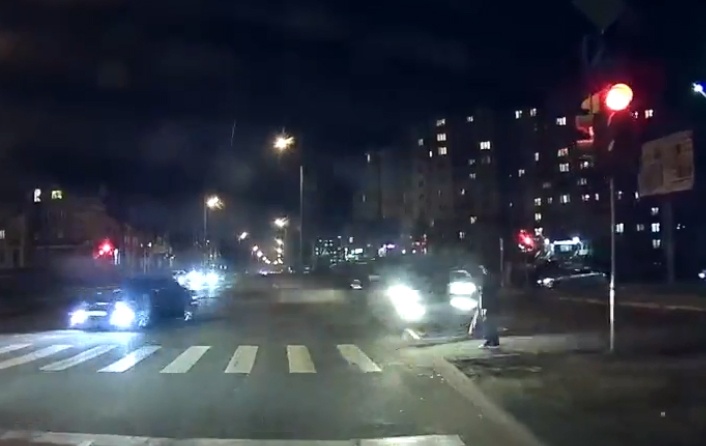 Land Cruiser phong toc do cao dam nguoi di bo o nga tu hinh anh