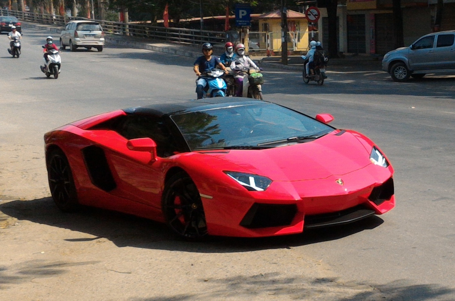 Lamborghini Aventador mui tran xuat hien o Hai Phong hinh anh