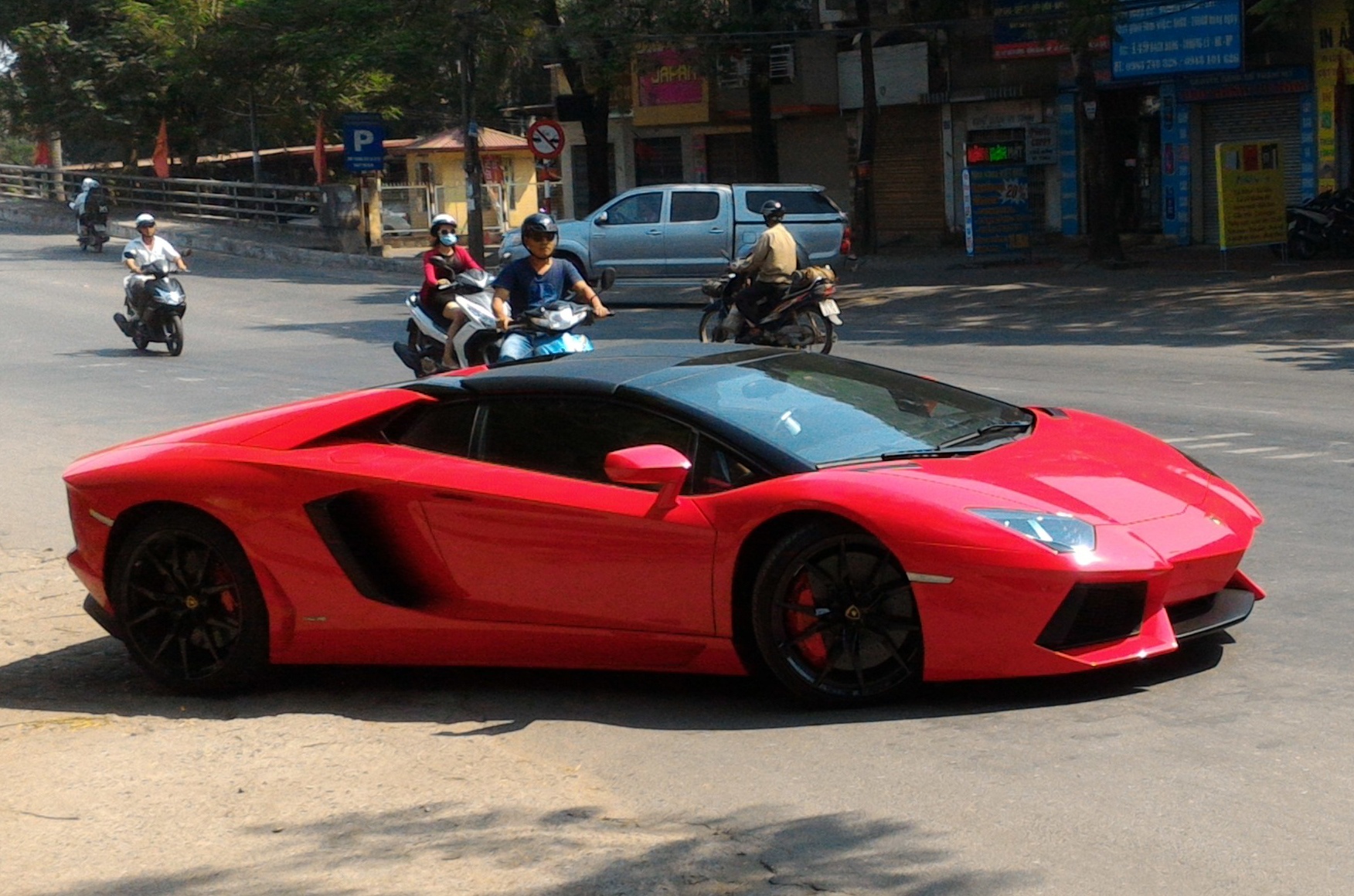 Lamborghini Aventador mui tran dau tien lan banh o Hai Phong hinh anh