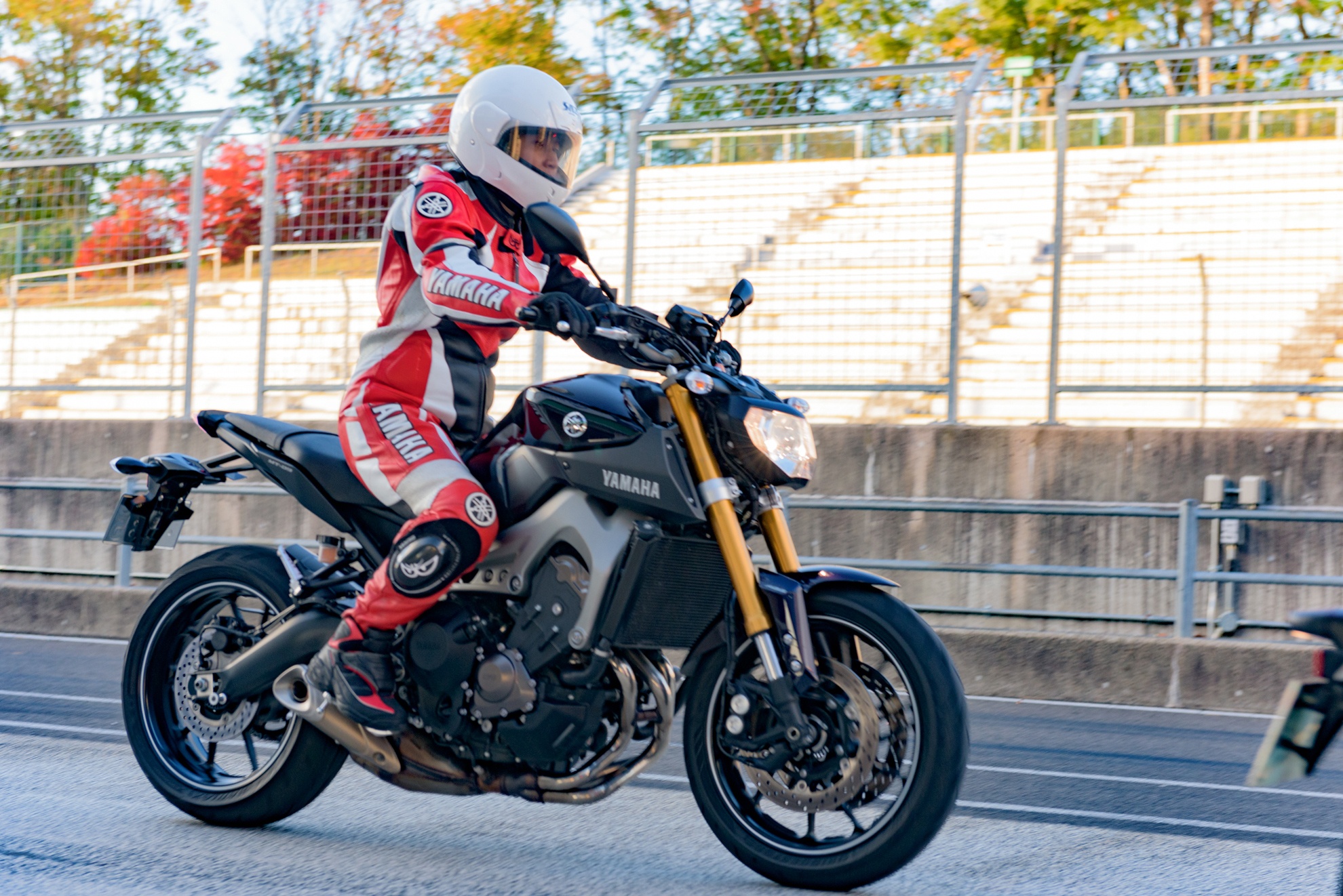 Chay thu 6 moto phan khoi lon Yamaha o truong dua hinh anh