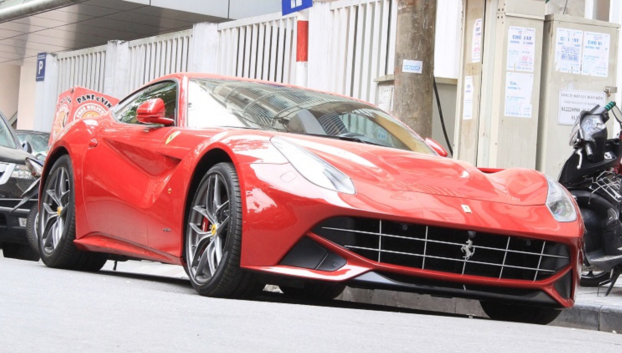 Sieu xe Ferrari F12 Berlinetta dau tien lan banh o Ha Noi hinh anh