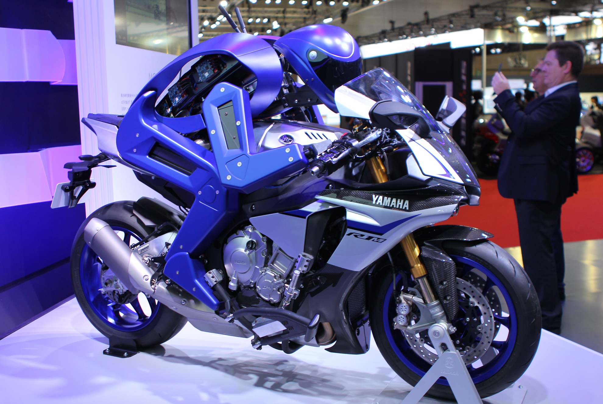 Nguoi may cam lai Yamaha R1M thach dau Valentino Rossi hinh anh