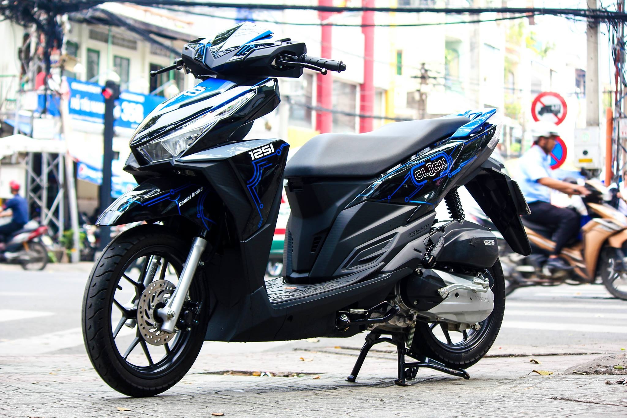 Honda Click 125i 2015 son dan ao phong cach Tron Legacy hinh anh