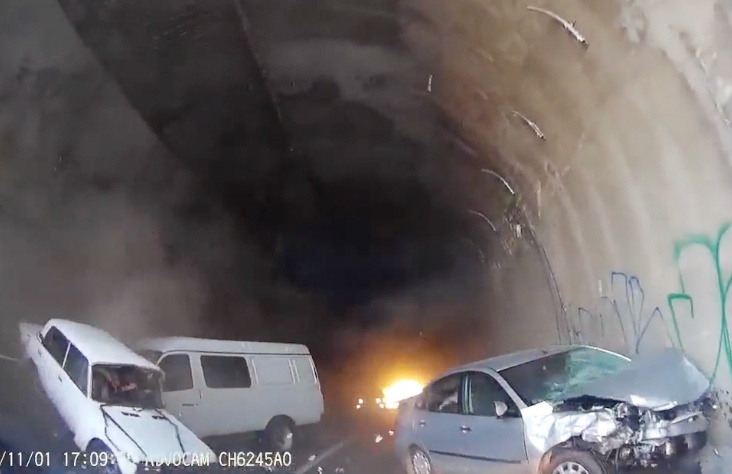 Oto lan lan gay tai nan trong duong ham hinh anh