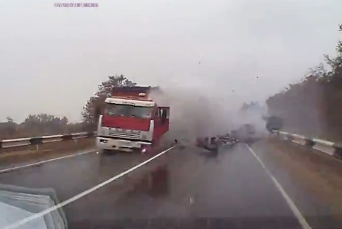 Tai nan khi vuot tren duong uot hinh anh